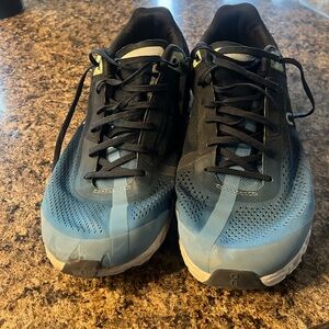 On cloud flow men’s shoes in good shape size 12